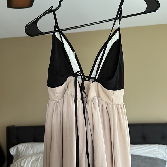 Beautiful sun dress - zipper up back with tie - Picture 3 of 4